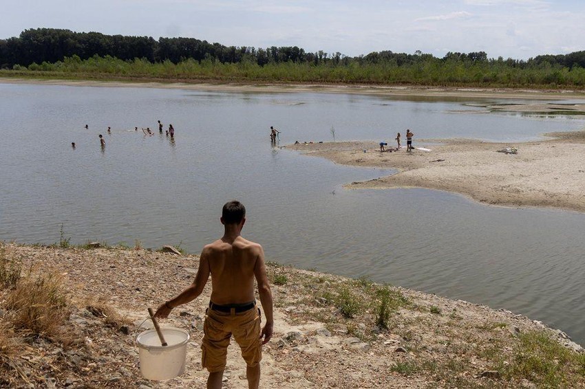 I u Apatinu, u Vojvodini, primetno je da je Dunav u velikom opadanju | Foto: REUTERS/Djordje Kojadinovic