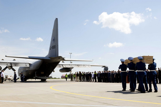 Pożegnanie ciał ofiar lotu MH17 w Charkowie. Fot. EPA/EVERT-JAN DANIELS