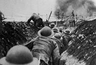Żołnierze piechoty brytyjskiej wybiegający z okopów na sygnał do szturmu, Somma 1916 r