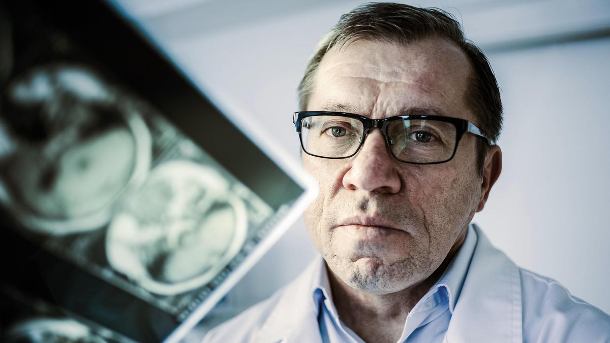 Prof. dr hab. n. med. Mirosław Ząbek, neurochirurg.