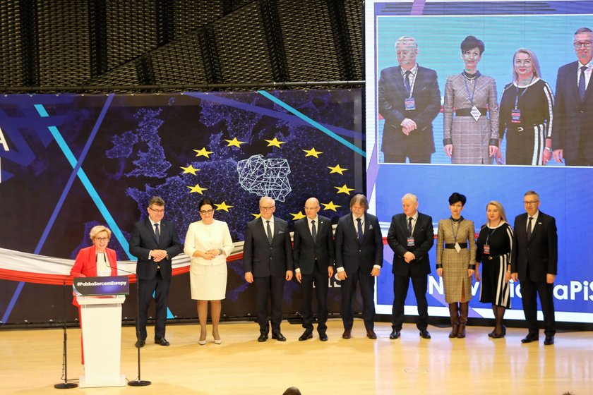 Kandydaci PiS do PE: Waldemar Andzel, Grzegorz Tobiszowski, Bolesław Piecha, Jadwiga Wiśniewska, Izabela Kloc, Wioletta Koper-Staszowska, Bożena Szydlik, Stanisław Szwed, Andrzej Sośnierz i Józef Kubica podczas konwencji regionalnej w Katowicach