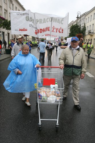 Domagają się od rządu m.in. podwyżek płac