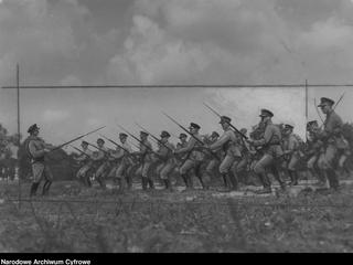 Rok 1934. Żołnierze KOP ćwiczą walkę na bagnety 