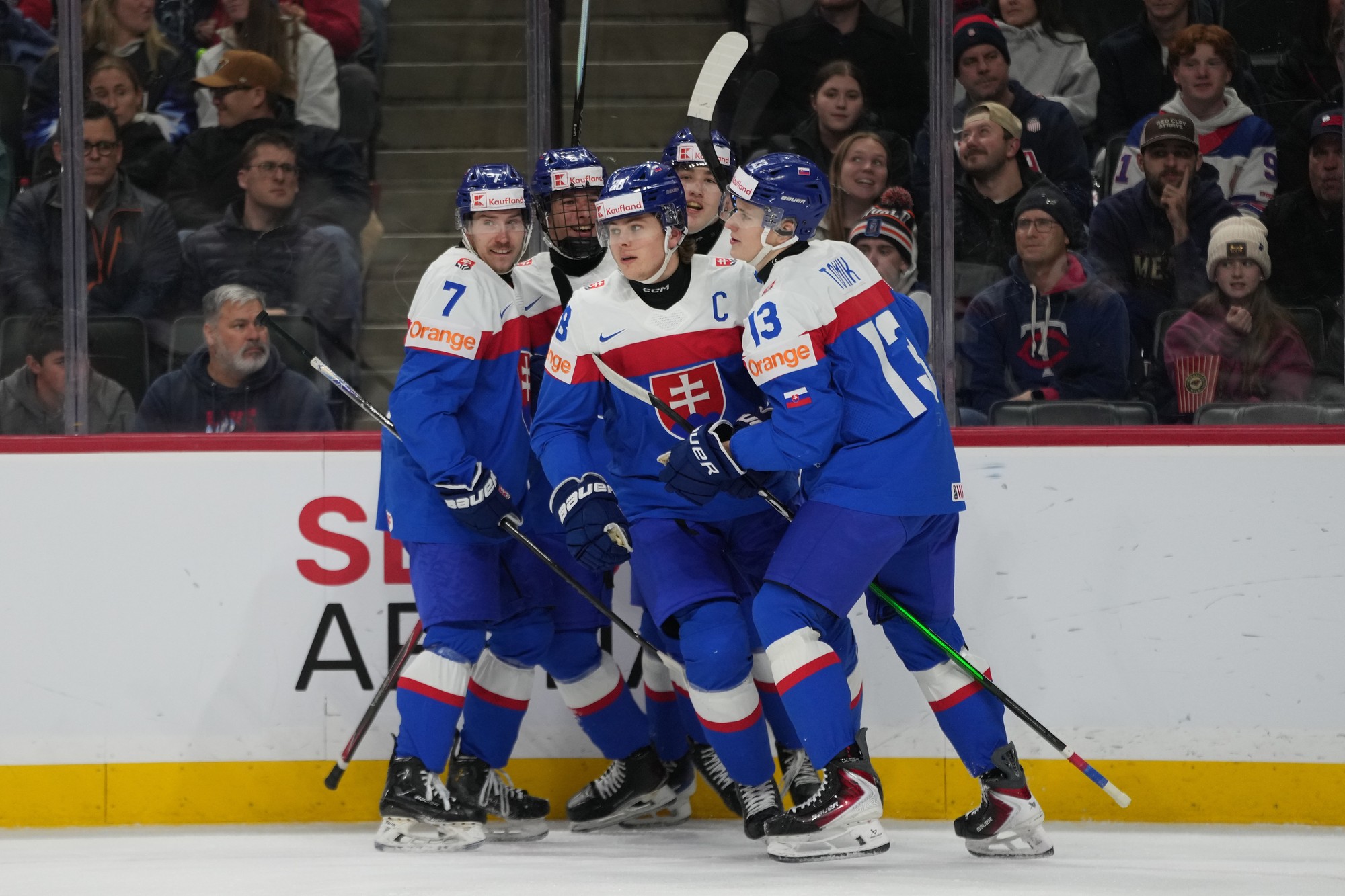 Kapitán Slovenska Tobias Pitka (28) sa teší z úvodného gólu. 