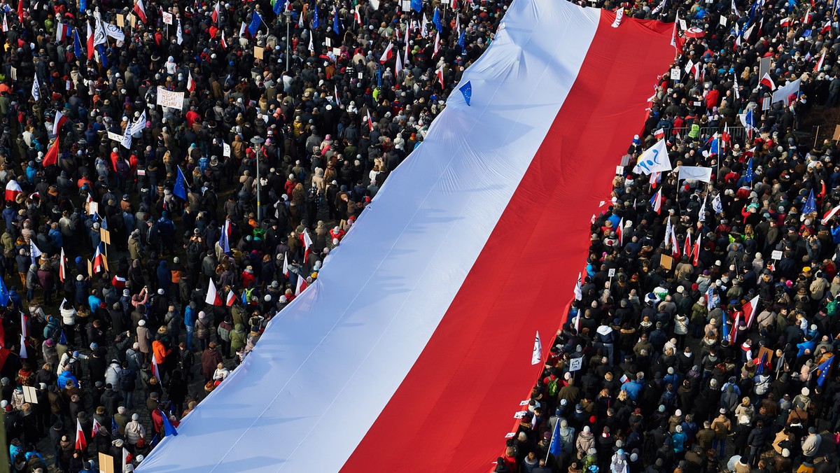 15 tysięcy osób wzięło dziś udział w wiecu "Cała Polska murem za Wałęsą" na gdańskim Placu Solidarności. To odpowiedź na ujawnione przez IPN teczki TW "Bolka" z archiwum gen. Kiszczaka. Podczas demonstracji planowano przemówienie byłego prezydenta, jednak ten nie zjawił się na nim. Na wiecu była za to obecna jego żona i córka. - Nikogo nie sprzedał i nie brał żadnych pieniędzy - mówiła Danuta Wałęsa. Demonstracja nie obyła się bez krytyki Jarosława Kaczyńskiego.