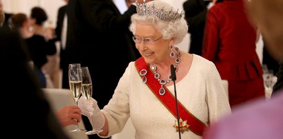 Dlaczego królowa Elżbieta II musiała porzucić swój imprezowy zwyczaj?