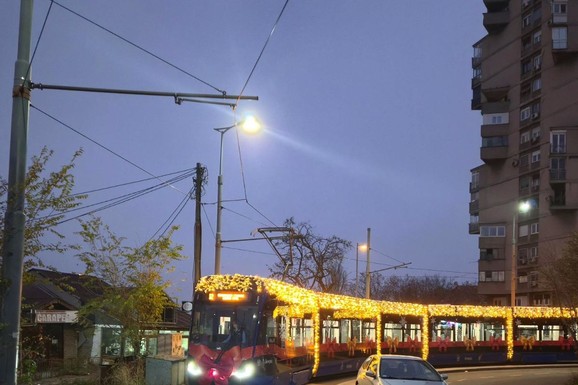 (FOTO, VIDEO) Novogodišnji tramvaji: Pokretna praznična dekoracija na beogradskim ulicama