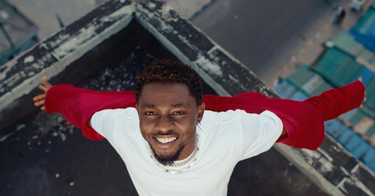 Omah Lay scatters a fan's relationship after he brought his girlfriend to dance on stage - Vimarsana News