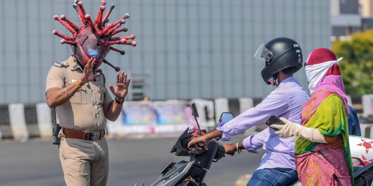 Policjant w "koronahełmie" patroluje ulice. Te zdjęcia robią furorę!