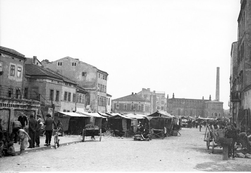 Ulica Szeroka w Krakowie Widoczne targowisko. W tle Stara Synagoga. Rok 1936