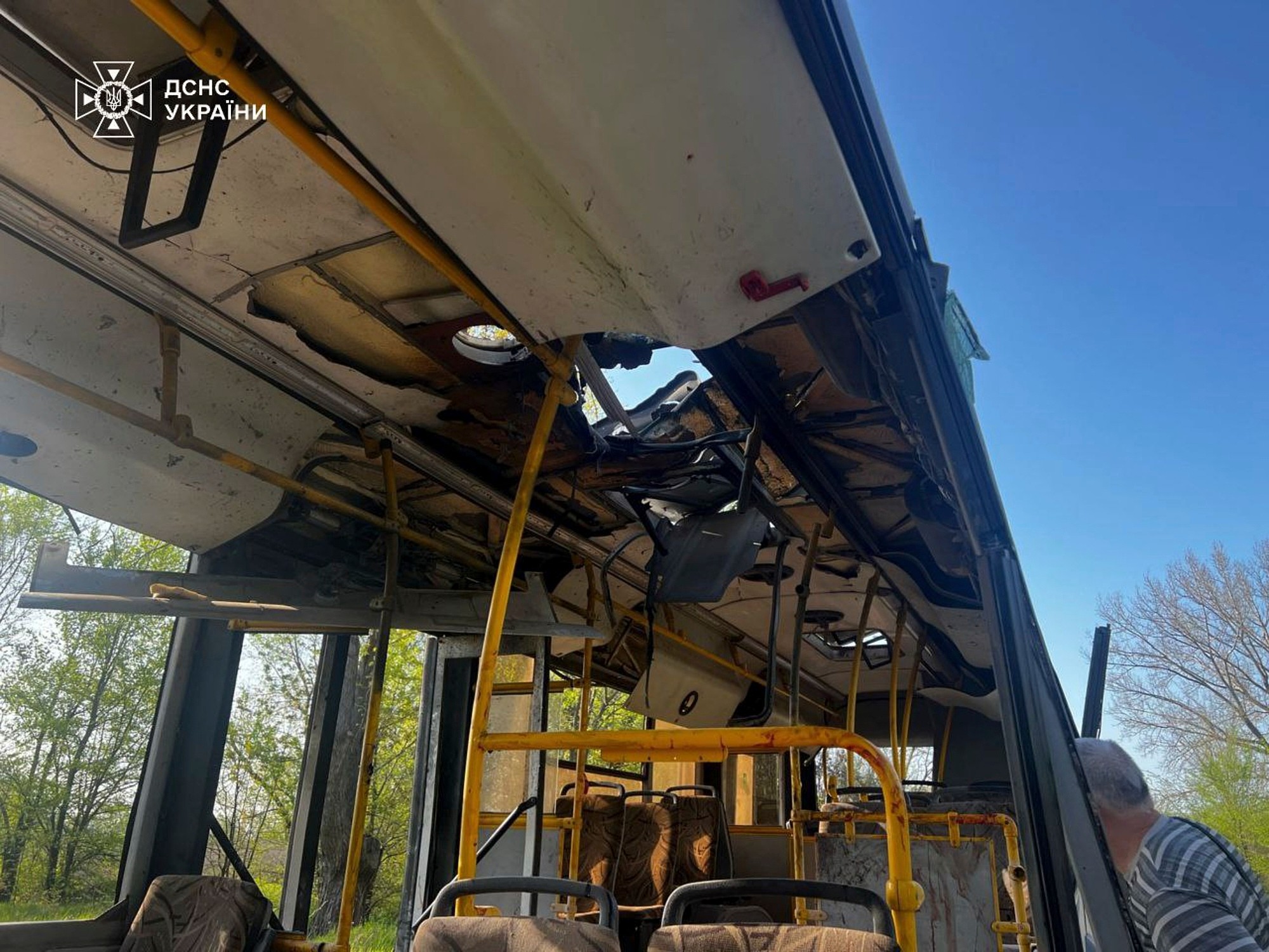 Na snímke zverejnenej ukrajinským ministerstvom pre mimoriadne situácie zničený autobus po ruskom dronovom útoku v meste Marhanec.