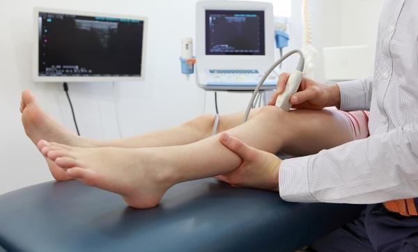 az egyik láb ízületeinek trombózisa vagy ízületi gyulladása