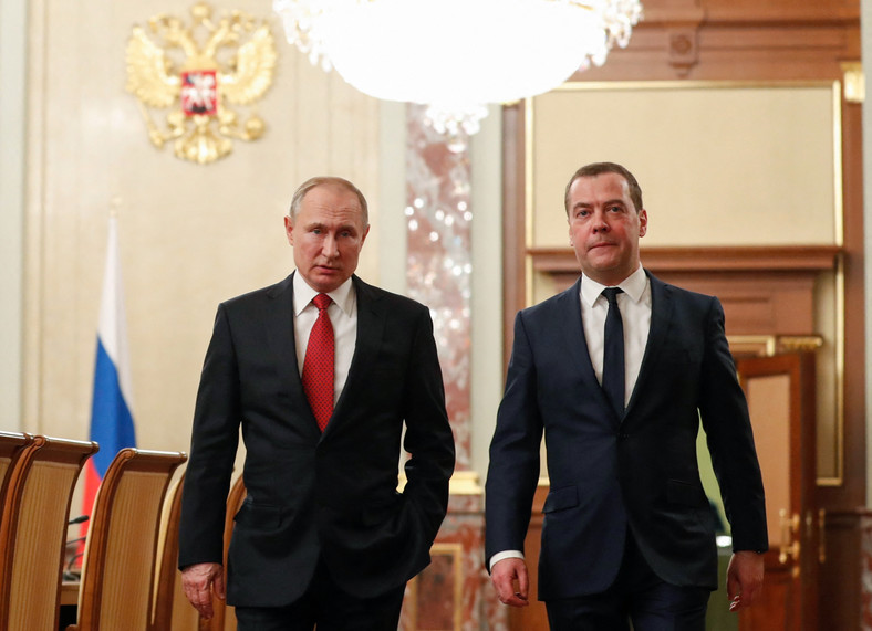 Prezydent Rosji Władimir Putin i ówczesny premier Dmitrij Miedwiediew w Moskwie, 15 stycznia 2020 r.