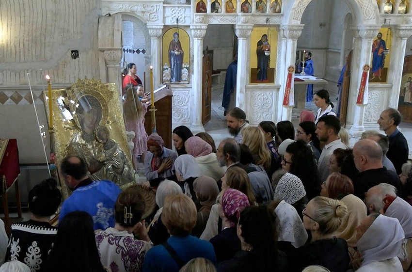 u hramu Sv Simeona Mirotočivog na Novom Beogradu uneta ikona Presvete Bogorodice Stradalne