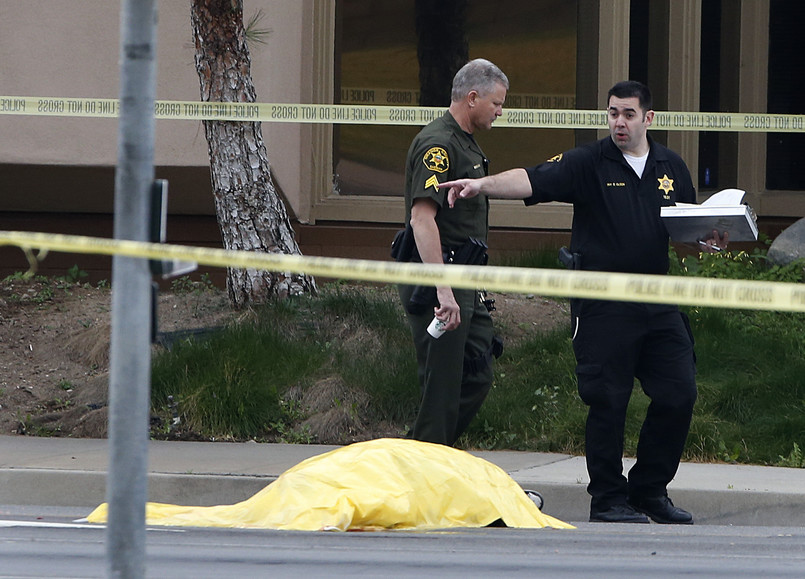 Pierwsze morderstwo miało miejsce niedaleko miejscowości Mission Viejo, gdzie policja znalazła martwą kobietę. Świadkowie opisali sprawcę jako dwudziestokilkuletniego mężczyznę, który odjechał czarnym samochodem typu SUV