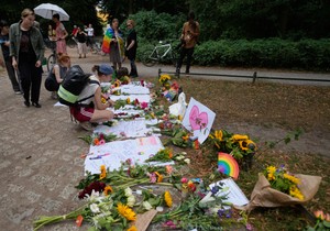 Odavanje počasti žrtvama terorističkog napada tokom održavanja Parade ponosa, Berlin