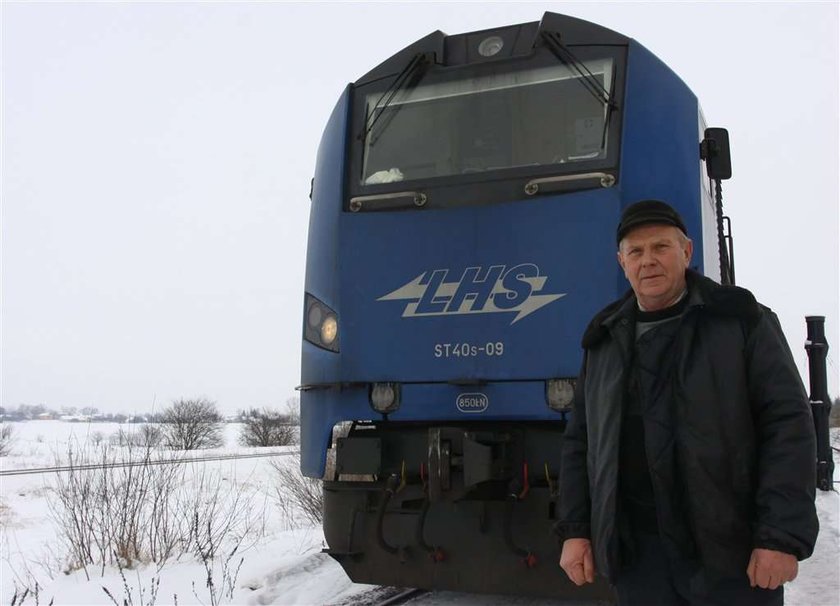 BRONISLAW KUROWSKI 56 L JEST MASZYNISTA Z BARDZO DLUGIM STAZEM JEDNAK W SWOJEJ KARAIERZE NIE MIAL PODOBNEGO PRZYPADKU W NIEDZIELE NAPRZECIW JEGO LOKOMOTYWY PO TORACH JECHAL SAMOCHOD NA SZCZESCIE DO KRAKSY NIE DOSZLO