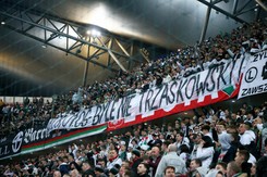 Polityczny transparent kibiców Legii Warszawa. '18 maja i 1 czerwca. Byle nie Trzaskowski'