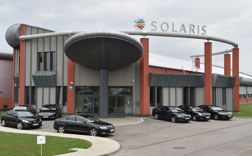 Koszt budowy Narodowego Centrum Promieniowania Synchrotronowego SOLARIS wyniósł ok. 200 mln zł. Za tę kwotę powstały budynek ośrodka, synchrotron oraz dwie linie badawcze. Inwestycja finansowana była przez Unię Europejską.. 
<br><br>
 Fot. (mr) PAP/Jacek Bednarczyk