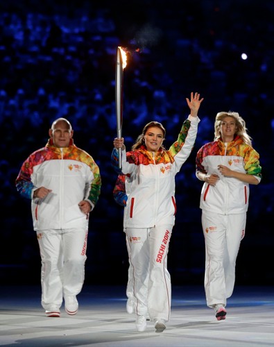 Alina Kabajewa ze zniczem olimpijskim w Soczi