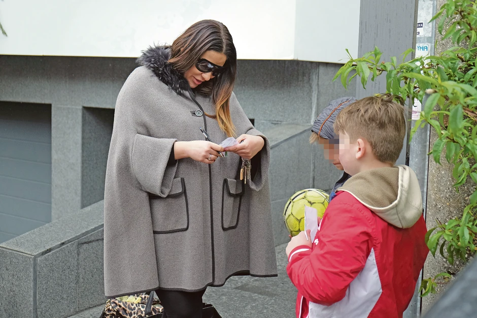 Ana daje autograme ispred svoje zgrade