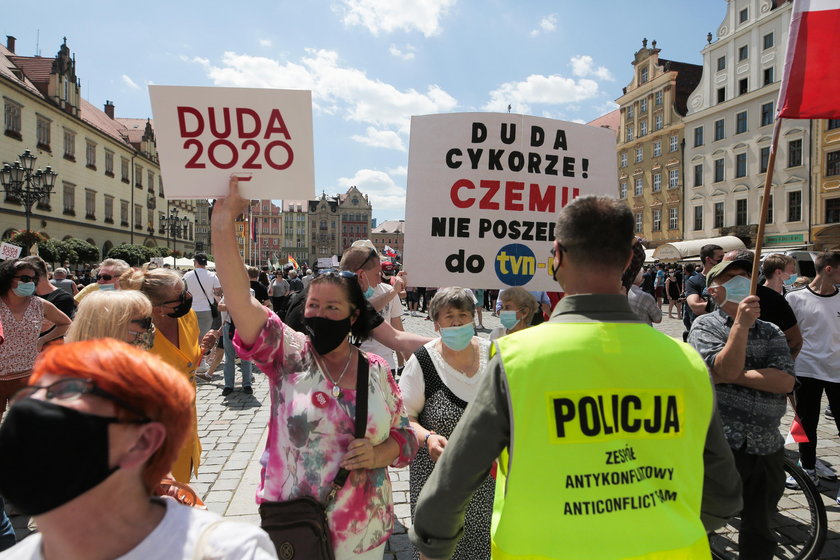 Zamieszanie przed wiecem wyborczym Andrzeja Dudy we Wrocławiu