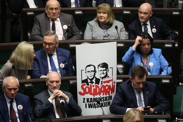Sejm . Posłowie Prawa i Sprawiedliwości podczas 2. posiedzenia Sejmu X kadencji
