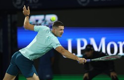 Hurkacz wpadł na ławkę i "wyleciał" z turnieju w Dubaju [WIDEO]