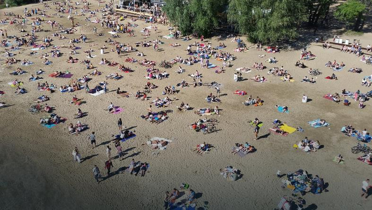 Wakacje na plaży powinny relaksować, nie nie zawsze tak jest. Sprawdź, jakie zachowania plażowiczów mogą popsuć nam nastrój.