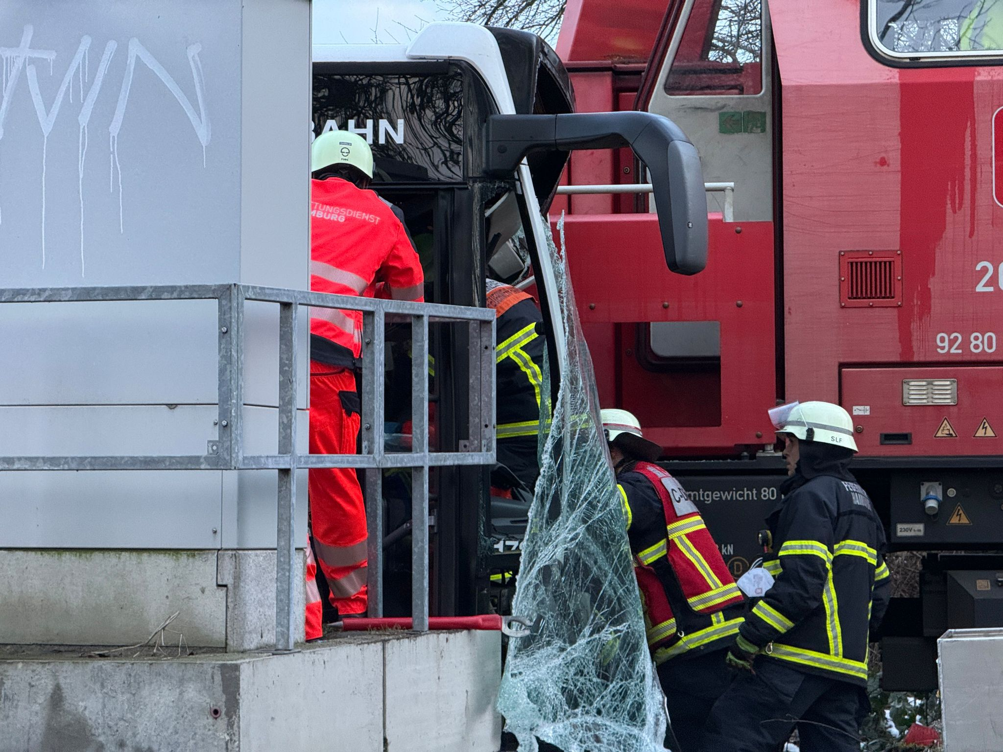 Lokomotive rammt Linienbus in Hamburg: Ein Toter, zehn Verletzte
