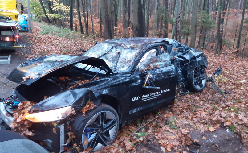 Elektryczne Audi RS e-tron GT rozbite w lesie