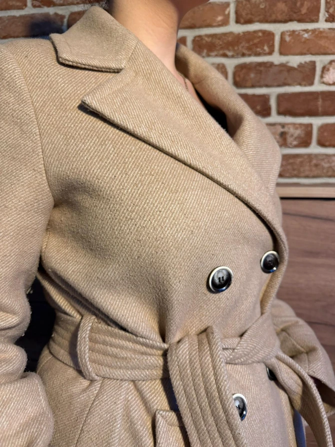 Milica svoj kaput nosi u svim prilikama