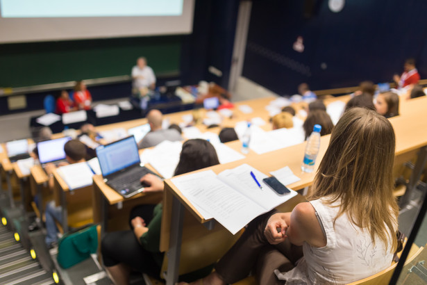 Brakuje chętnych na studia. Wolne miejsca czekają na studentów.