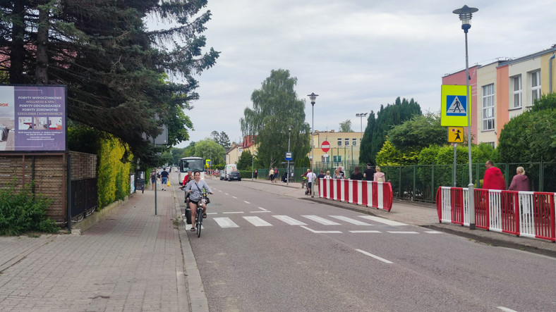 Ul. Wojska Polskiego teraz. Drzewa rosną głównie na prywatnych działkach