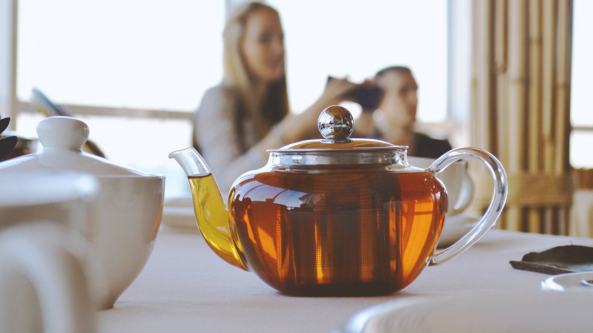 Nałogowo pijasz herbatę? Z tymi czterema rodzajami lepiej nie przesadzać