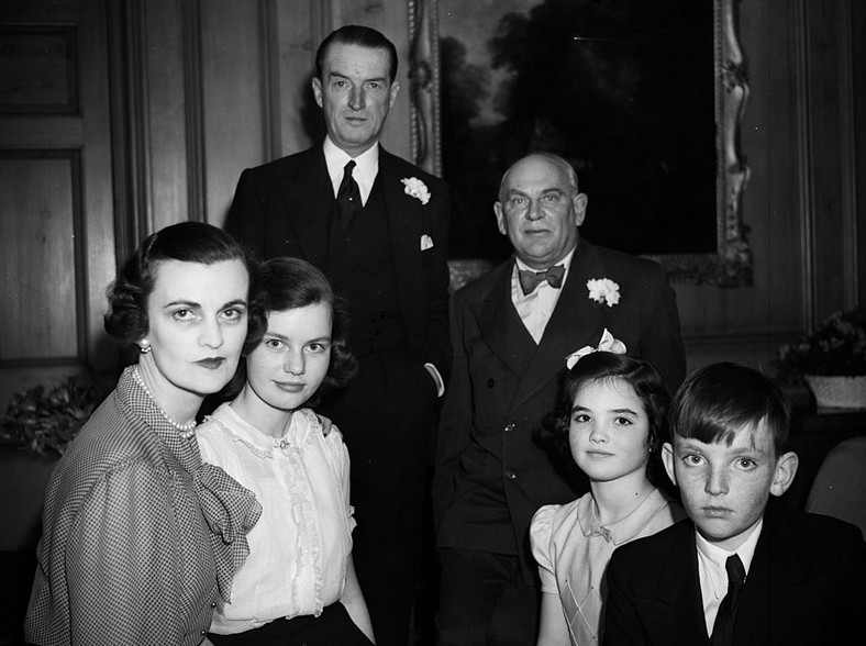 Księżna i książę Argyll z dziećmi i pasierbami