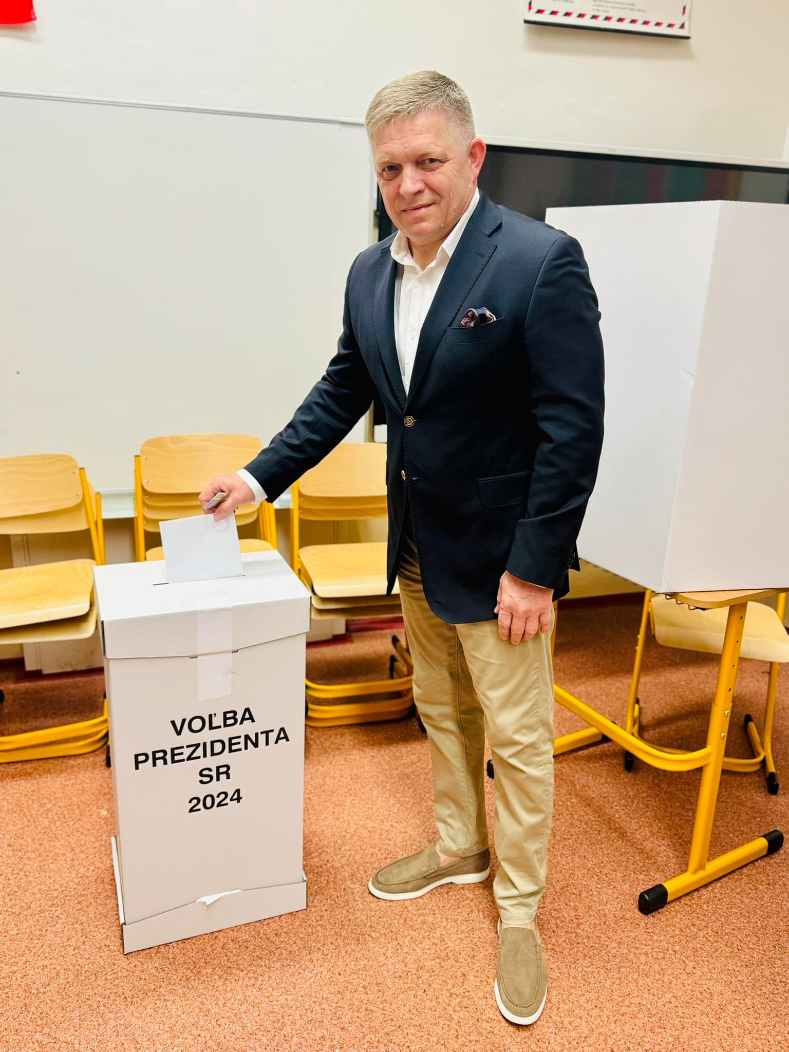 Premiér Robert Fico prišiel voliť až vo večerných hodinách.