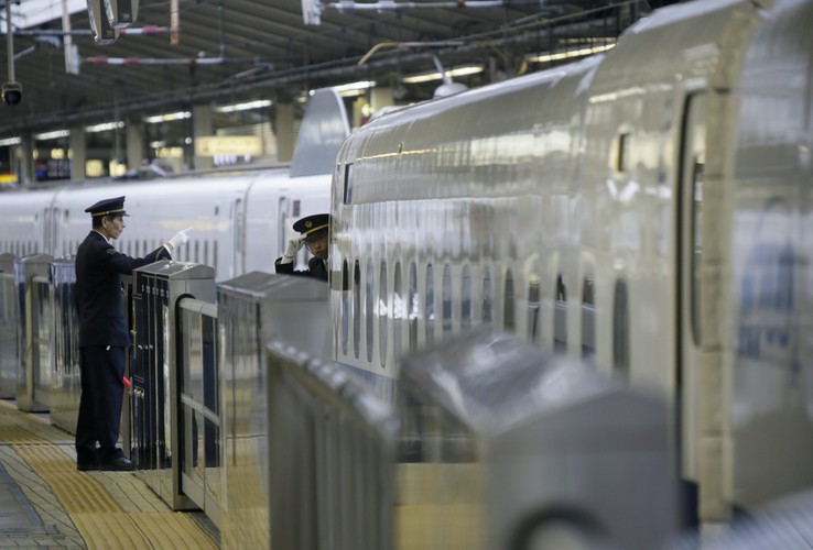 Utrzymanie prędkości 270 km/h na zakrętach jest możliwe dzięki systemowi umożliwiającemu przechylenie pociągu o jeden stopień, opracowany wspólnie przez JR Central i JR Zachodu. <br><br> fot. EPA / KIMIMASA MAYAMA Dostawca: PAP / EPA.