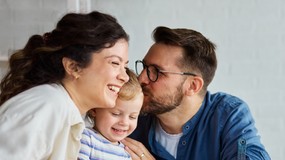 Zmiany w wypłatach 800 plus w lutym 2026. ZUS przesuwa terminy