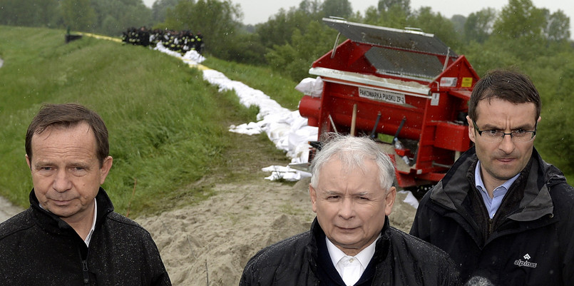 Szef PiS zawiesił udział w kampanii wyborczej i w czwartek udał się na południe Polski ze względu na zagrożenie tych terenów powodzią