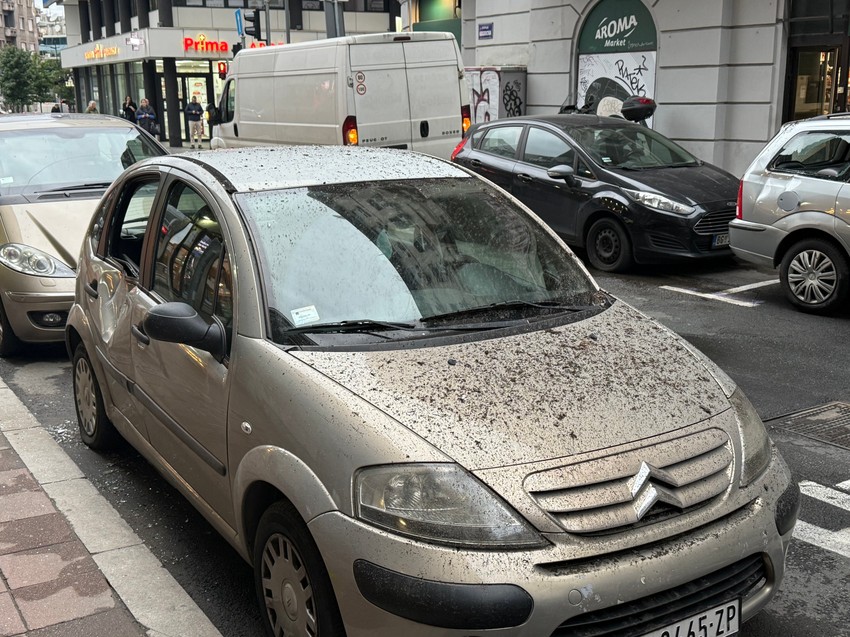 Oštećen automobil ispred zgrade u kojoj se desila eksplozija