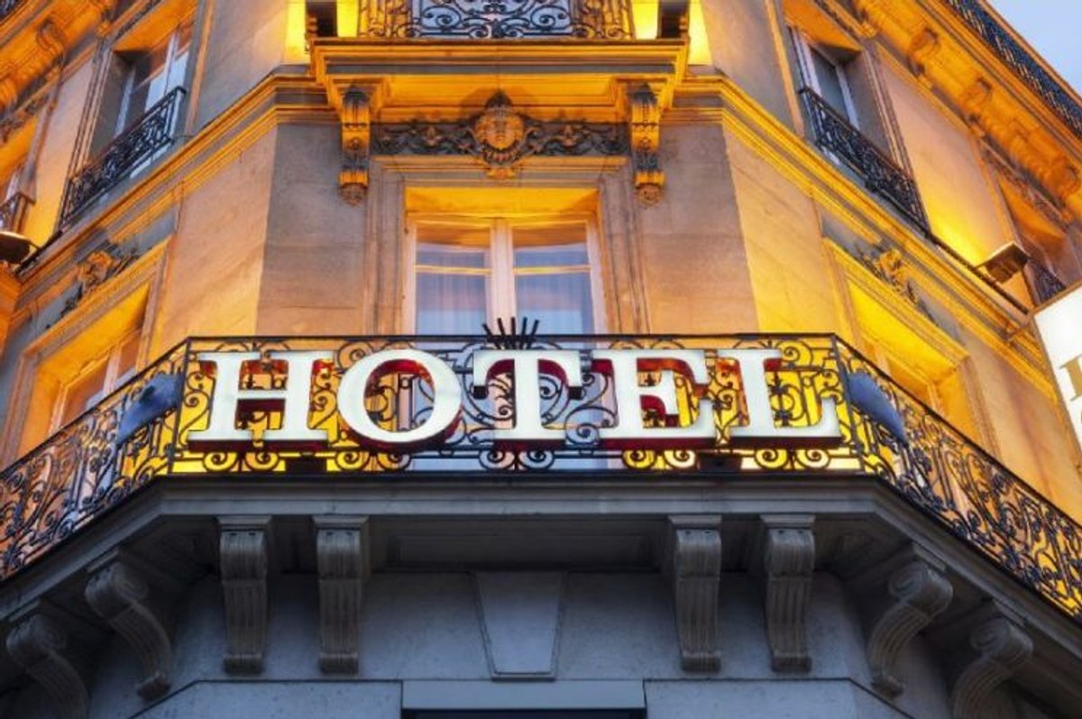 Co łączy najważniejsze nagrody filmowe i hotel? Już od ponad 80 lat, z nadejściem wiosny uwaga każdego miłośnika kina skupia się na Oscarach – najważniejszych i najbardziej prestiżowych nagrodach filmowych. Ceremonia rozdania nagród Akademii Filmowej odbywa się w Teatrze Dolby w Hollywood. Jednak nie zawsze tak było. Pierwsze Oscary przyznawano w hotelu. Na galę zawitało jedynie 250 osób i trwała ona niecałe 15 minut. Dopiero w 1944 roku ceremonię wręczenia Oscarów przeniesiono z hotelu do teatru. Źródło: www.accorhotels.com/pl