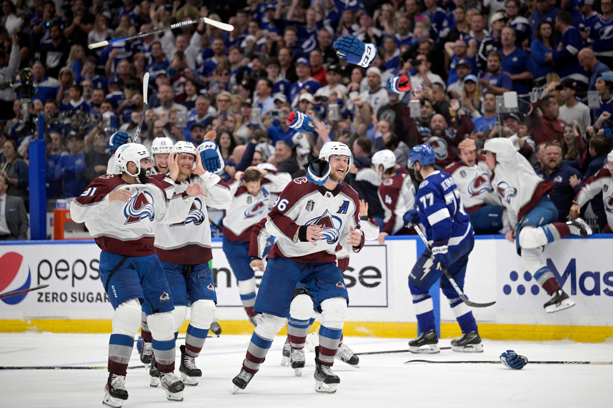 Na snímke hráči Colorada Avalanche hádžu hokejky a rukavice po víťazstve v šiestom zápase finále NHL.
