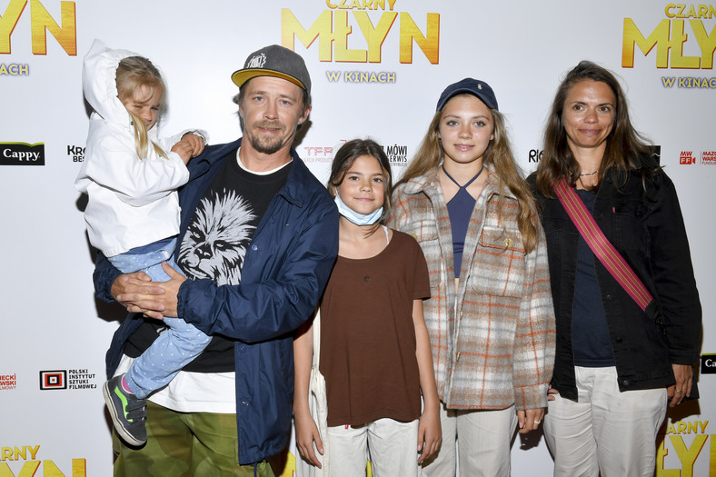 Bartosz Obuchowicz z żoną i córkami na premierze filmu "Czarny młyn" (sierpień 2021 r.)