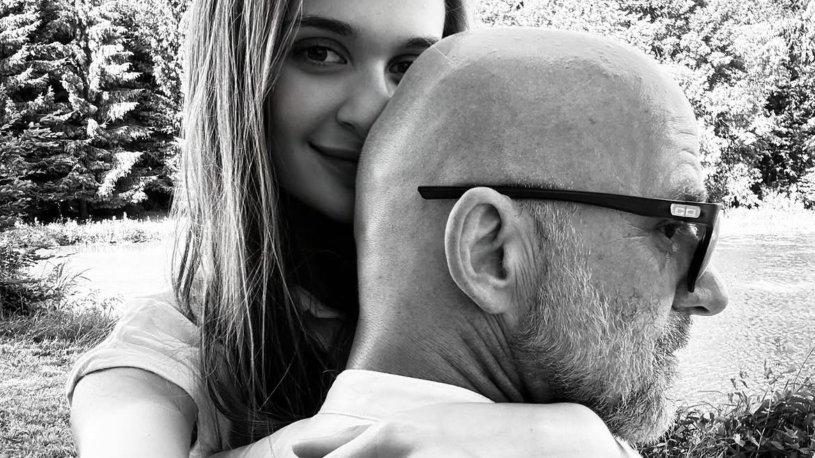 Po druhýkrát sa oženil: Srdce známeho herca si získala výrazne mladšia žena
