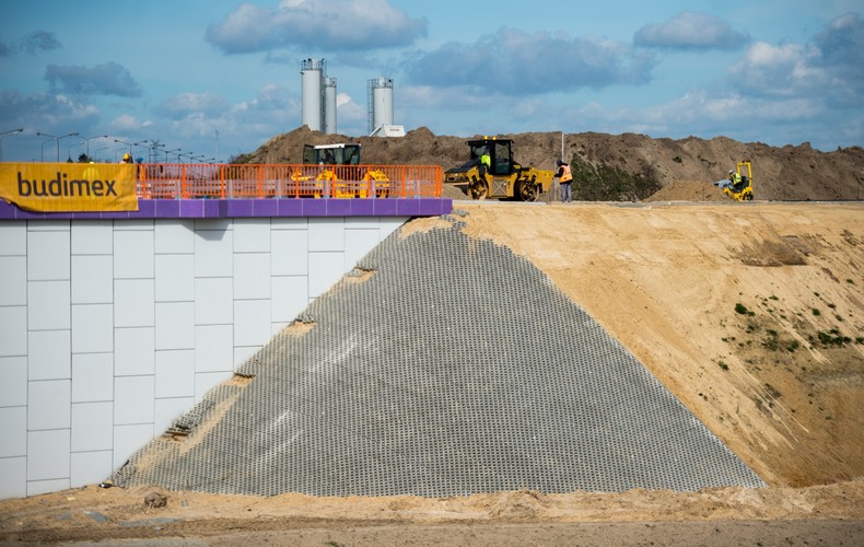 Podróżni, którzy będą chcieli wjechać do Łodzi od południa, będą mogli skorzystać z kilku węzłów, co pozwoli rozładować ruch w Strykowie, jedynym dziś zjeździe z autostrady A1 do Łodzi .
<br>
Na zdjęciu: Budowa autostrady A1 na odcinku Stryków-Tuszyn - Węzeł Tuszyn. <br><br>fot. (mr) PAP/Grzegorz Michałowski