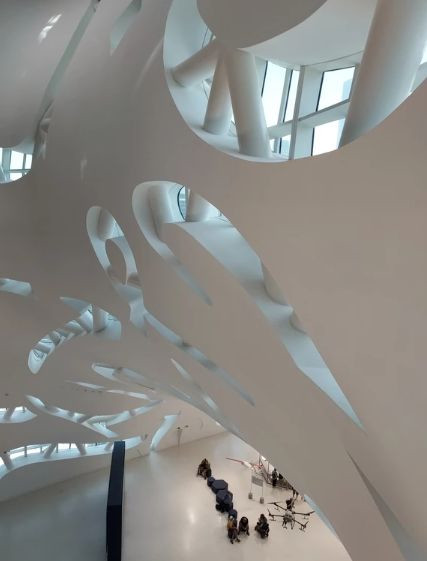 Budynek Muzeum Przyszłości w Dubaju od środka, kwiecień 2022 r.