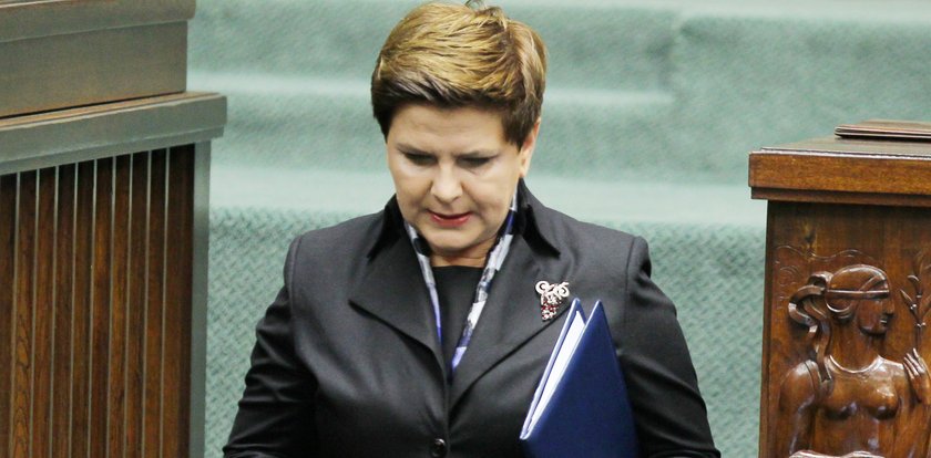 Wpadka Szydło! W takim stroju na expose?