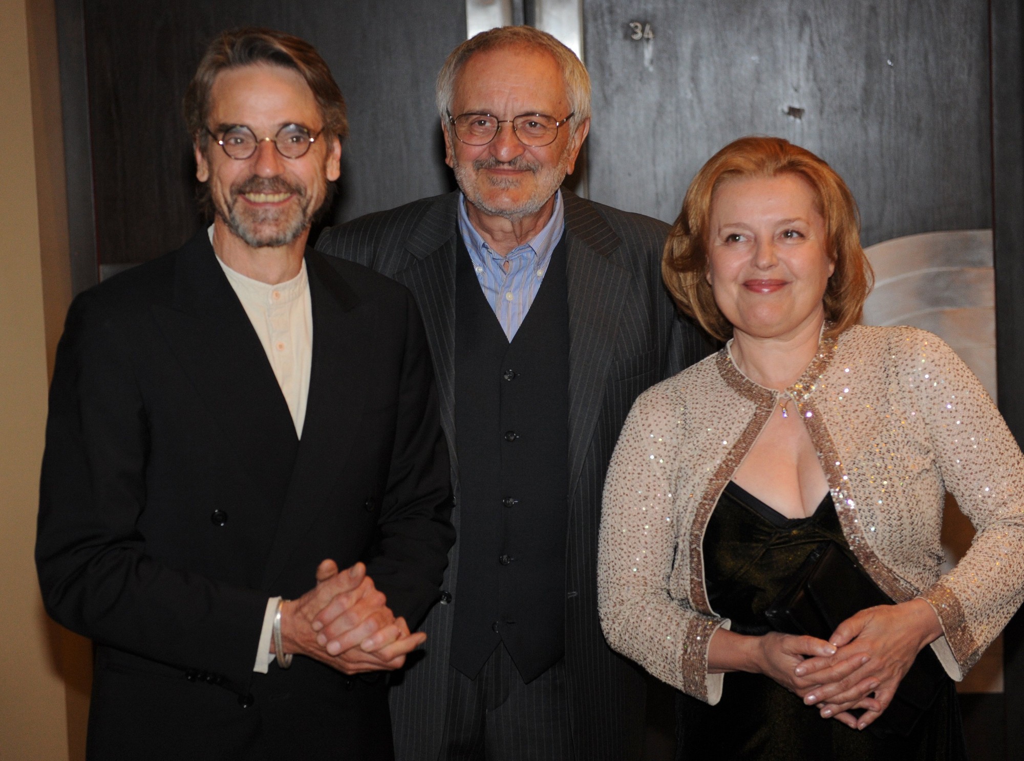 Britský herec Jeremy Irons (vľavo), Milan Lasica a jeho manželka Magdaléna Vašáryová