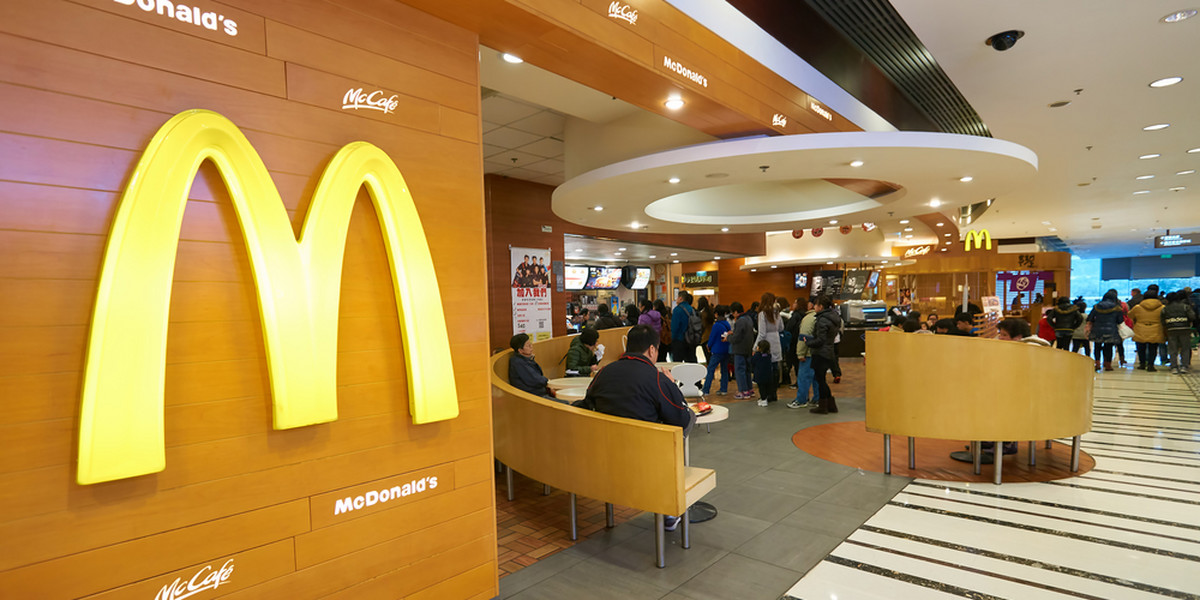 Brak obrusów w fast-foodach wynika w dużej mierze z zarządzania przepływem klientów